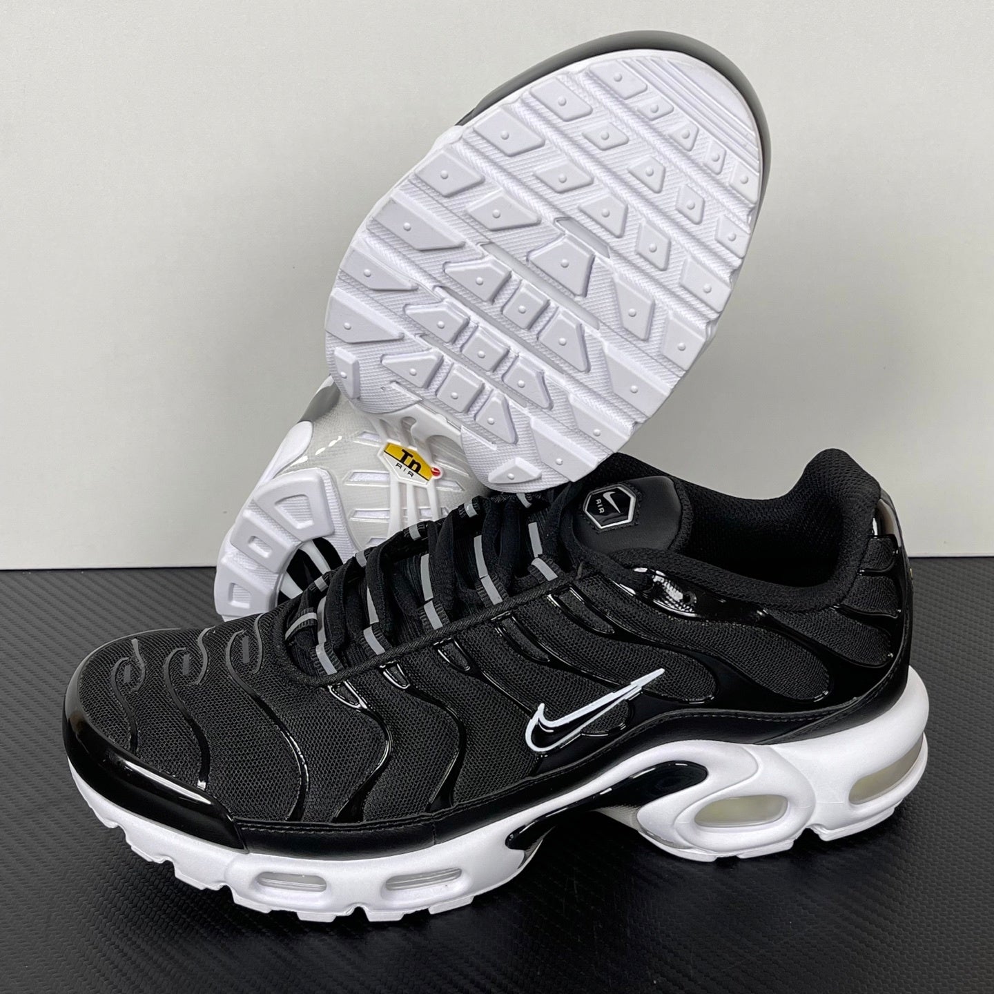TN  Black White