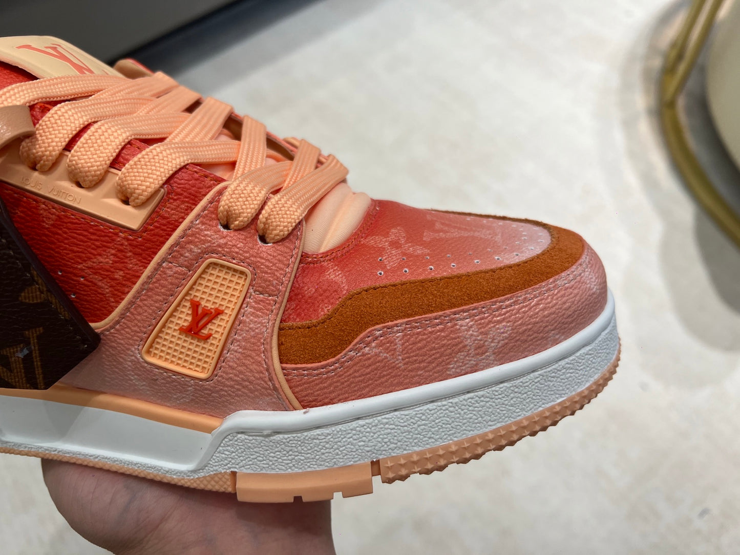 Trainer Orange
