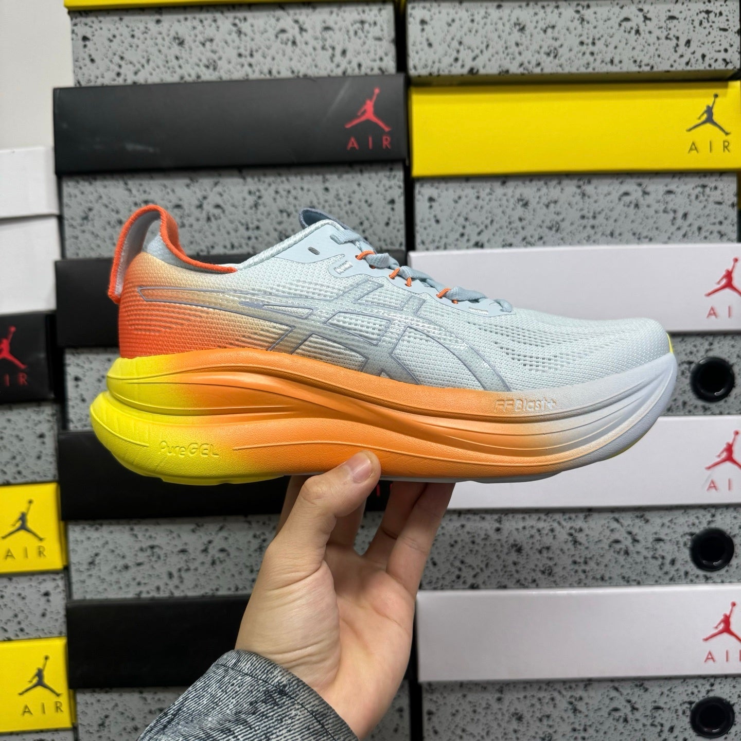 GEL-NIMBUS 28 Light Blue Orange