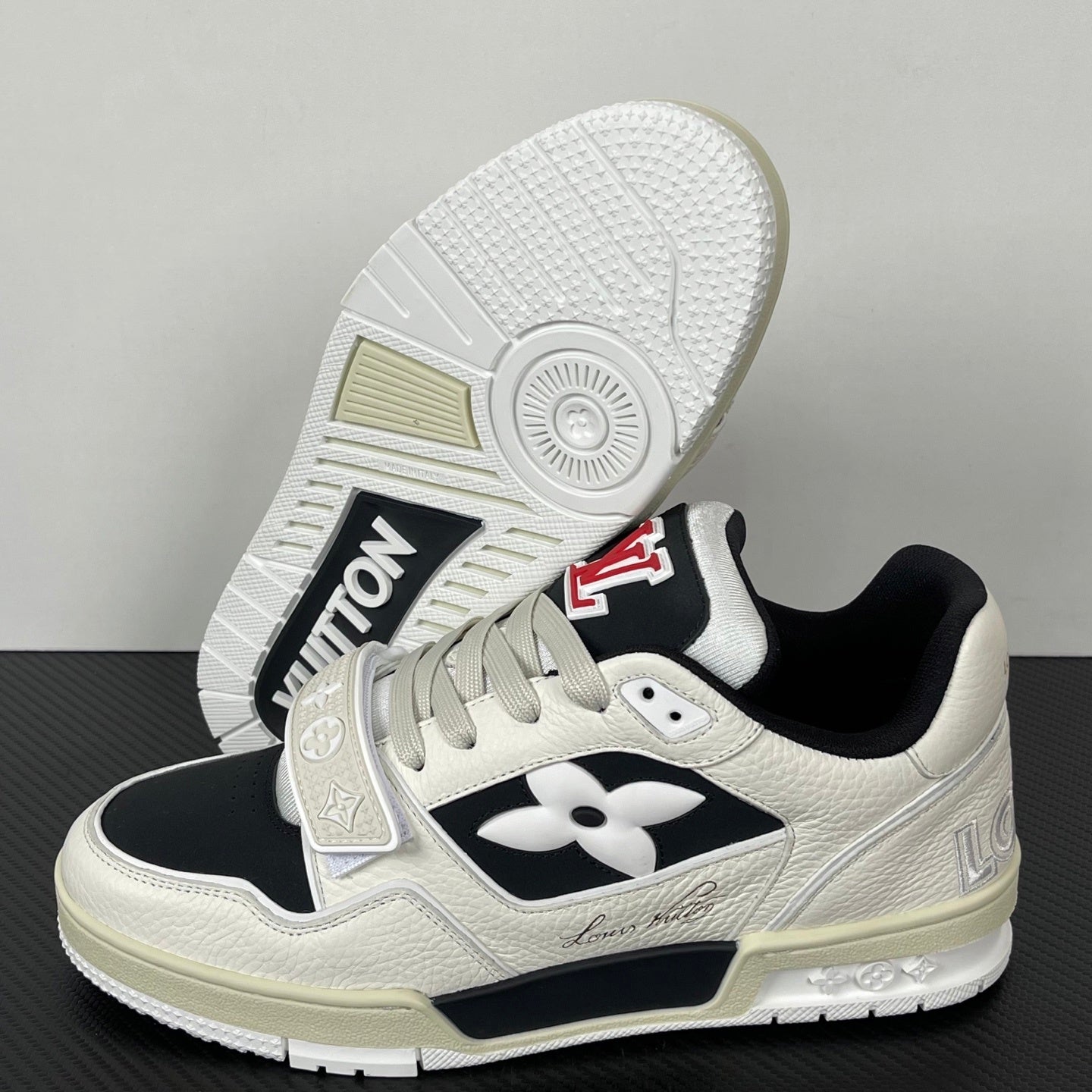 Trainer White and Black