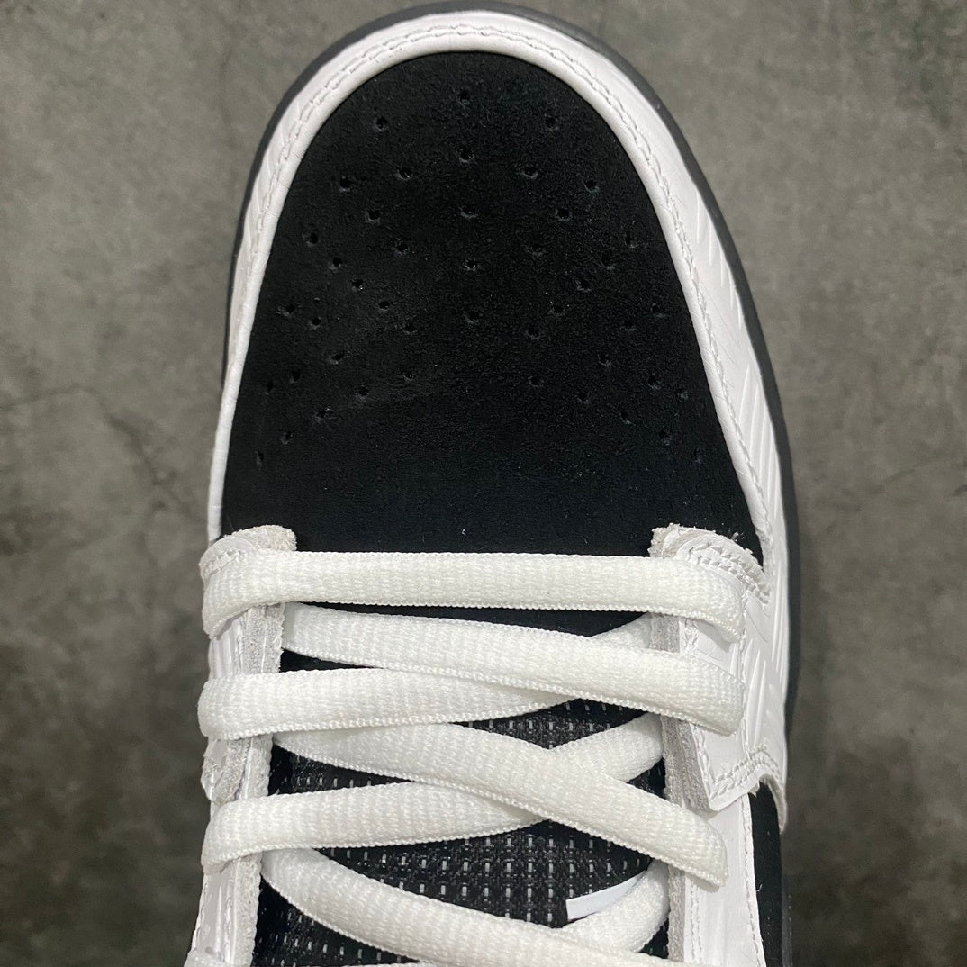 Dunk SB TIGHTBOOTH
