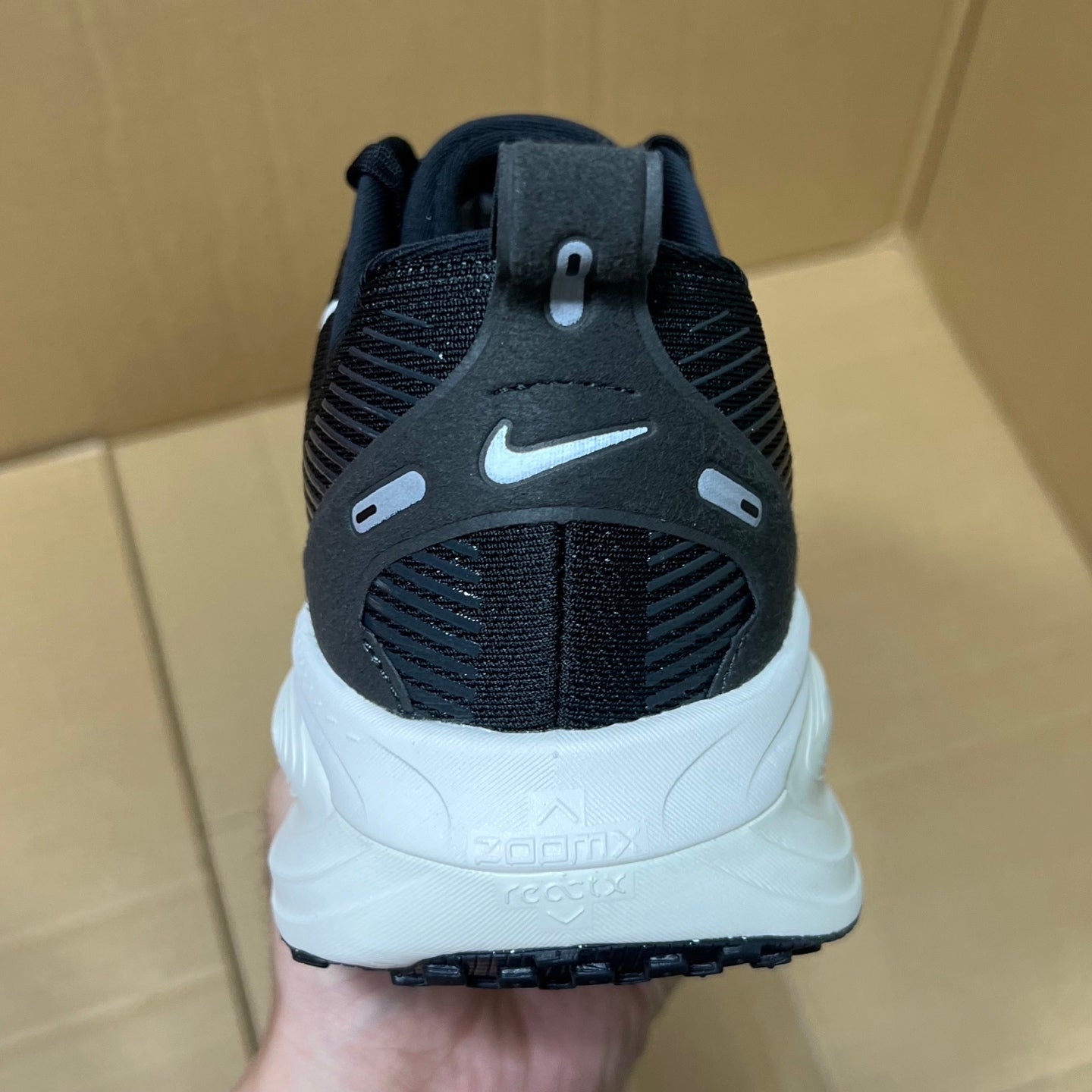 Vomero 18 Black/White