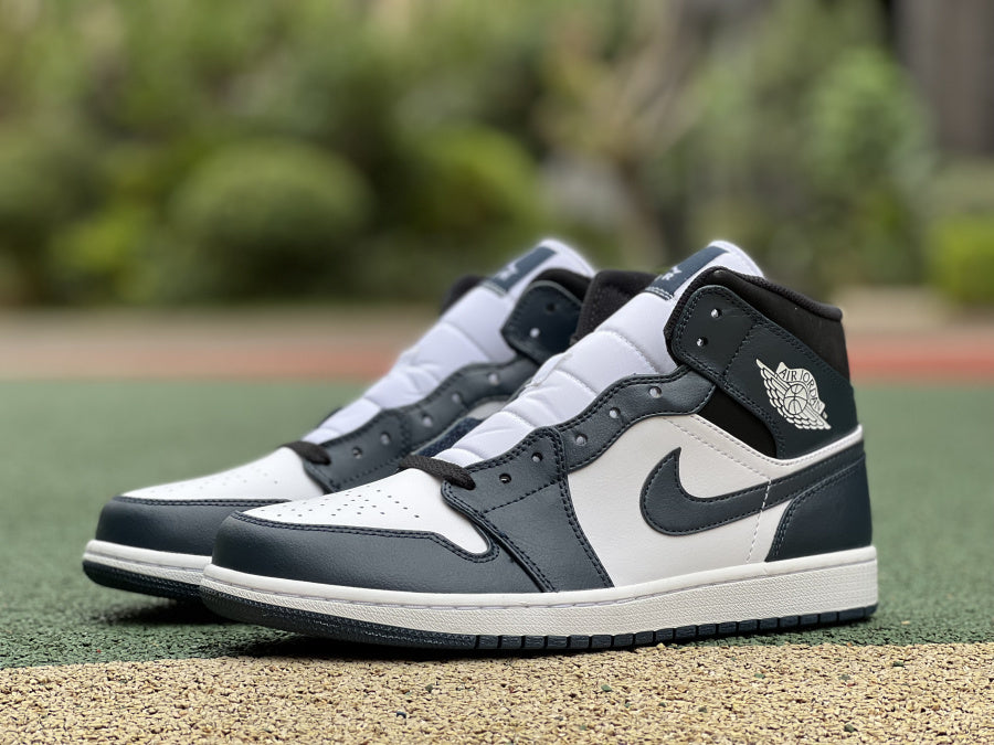 AJ1 MID Black