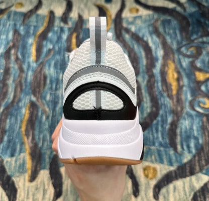 B22 White and Black