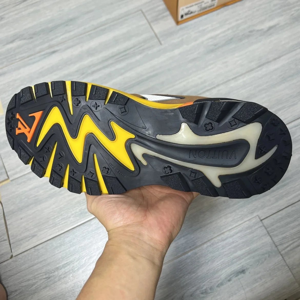 LV Runner Tatic Marrom
