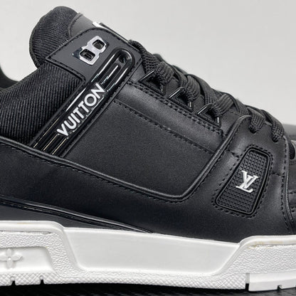 Trainer Black and White Sole