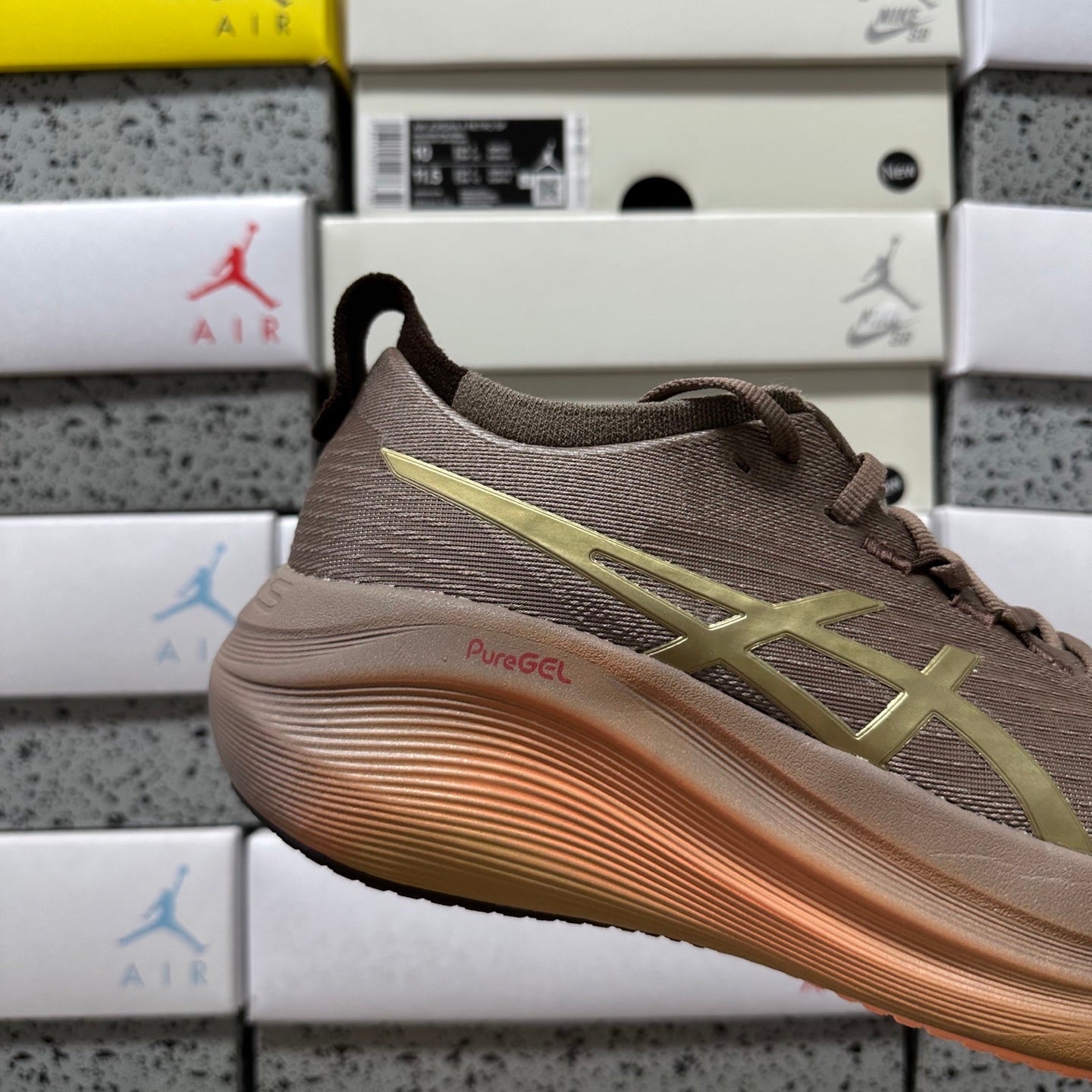 GEL-NIMBUS 27 Brown