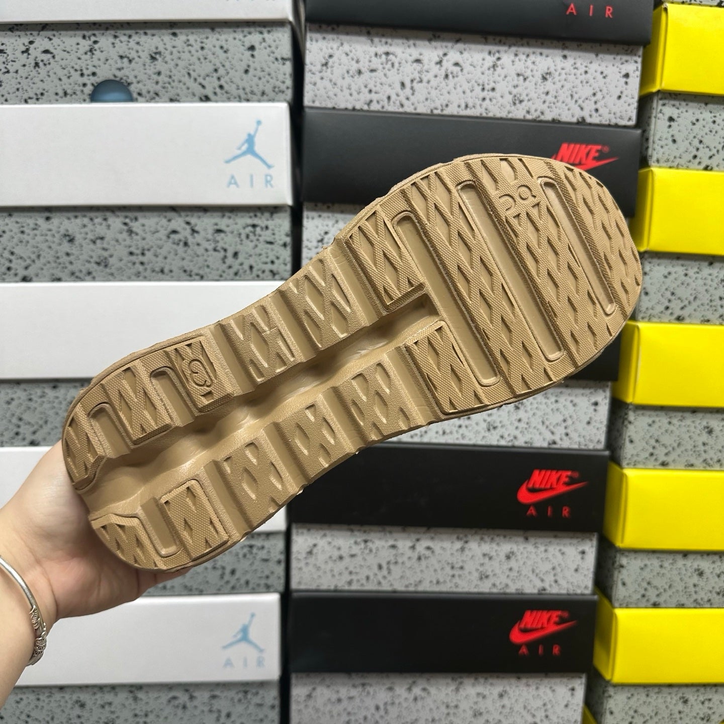 Cloudtilt Loewe Dark Sand