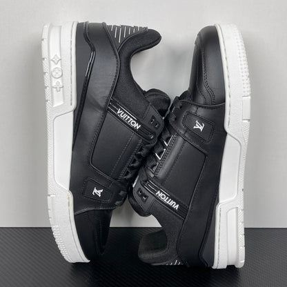 Trainer Black and White Sole
