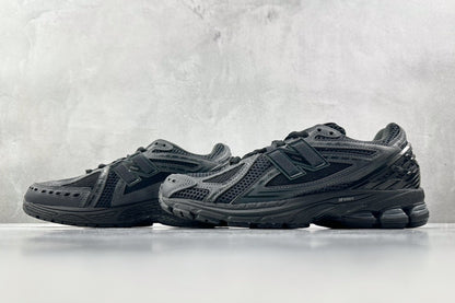 1906 Triple Black