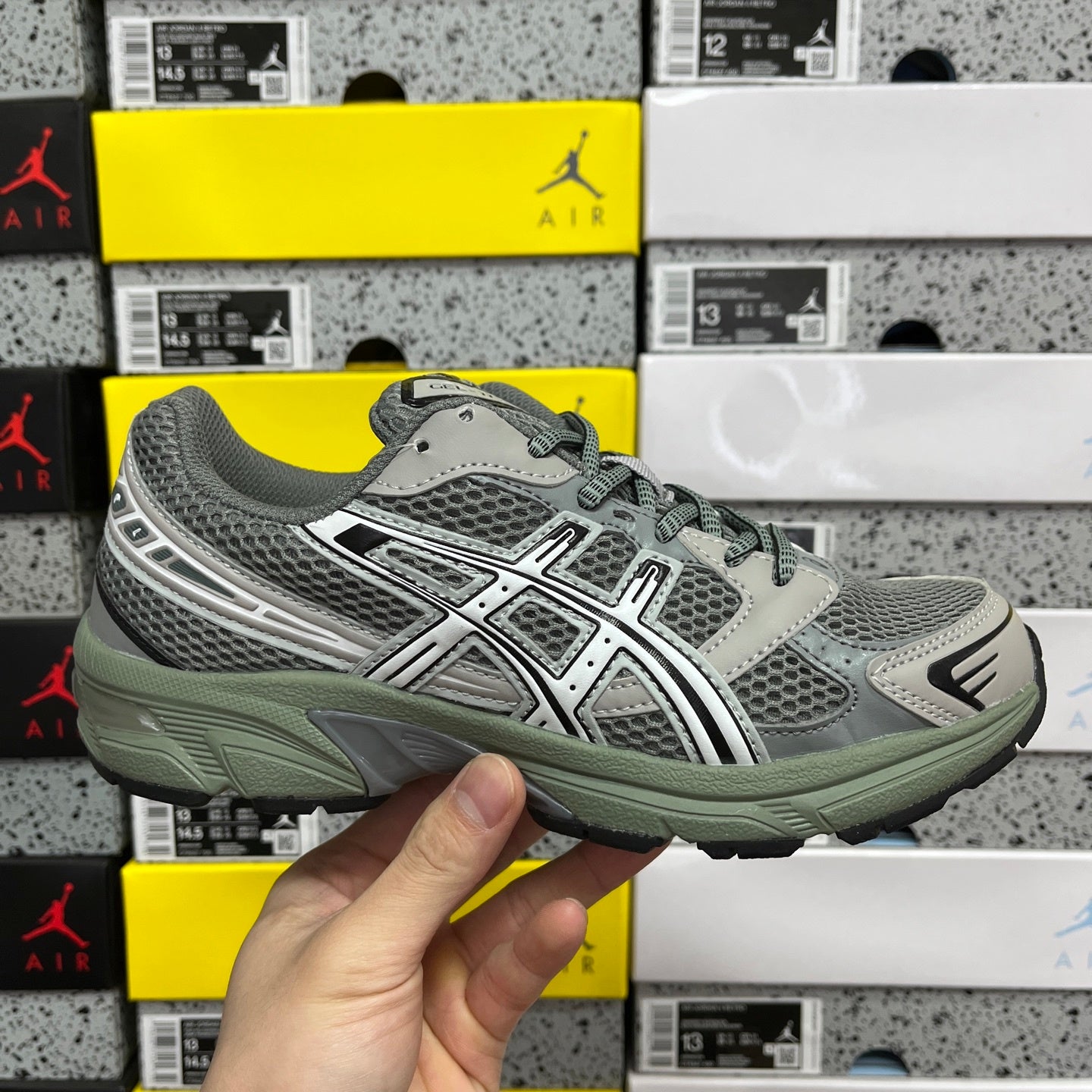 Gel-1130  Wild Dove/White