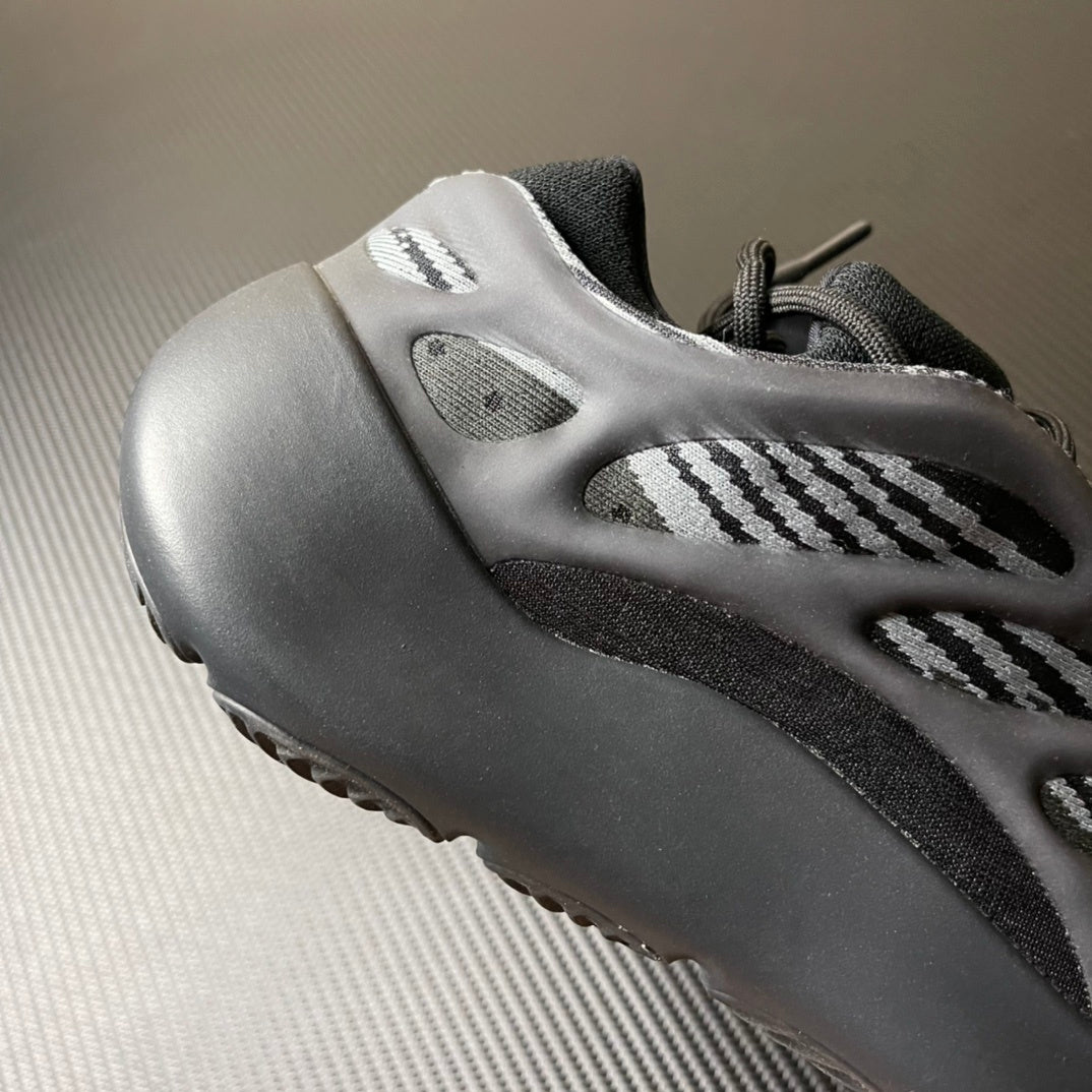 700 V3 Black
