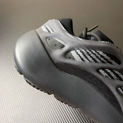 700 V3 Black