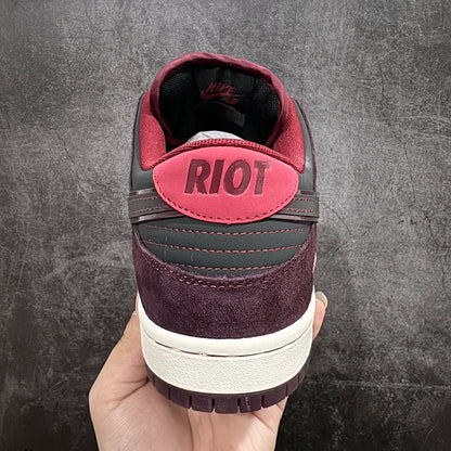 Dunk SB Riot Skateshop