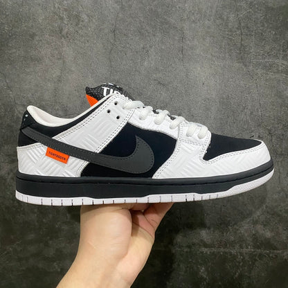 Dunk SB TIGHTBOOTH
