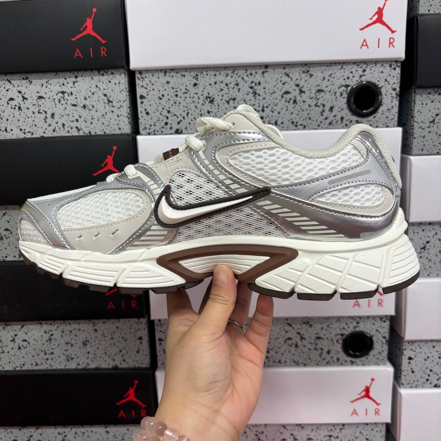 V5 RNR White / Brown
