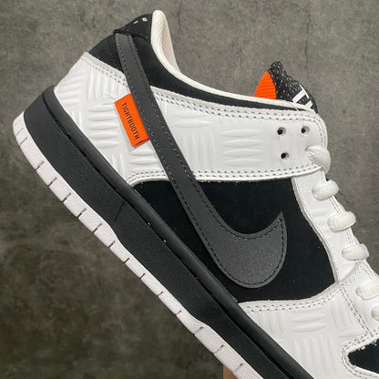 Dunk SB TIGHTBOOTH