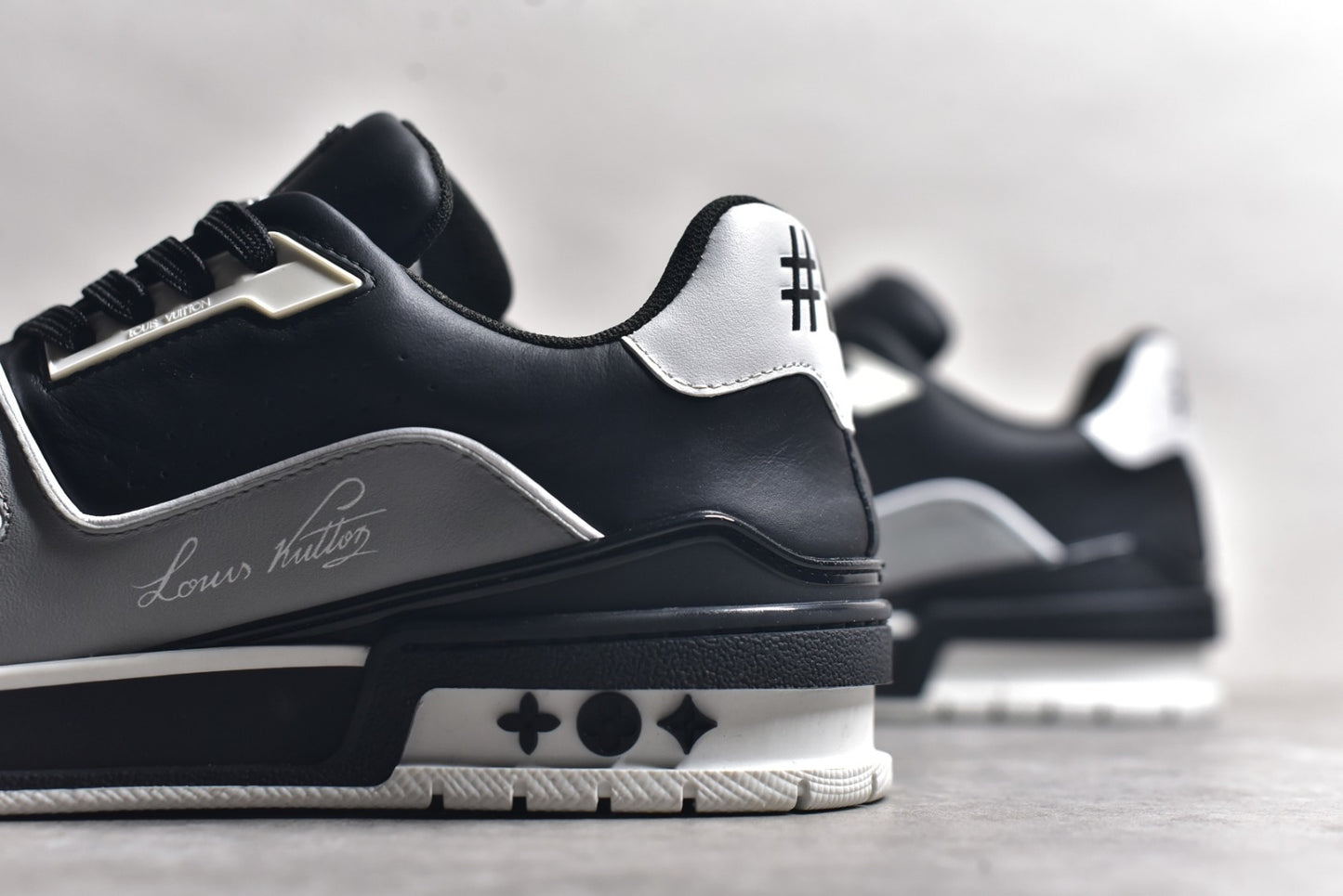 Trainer Black and Gray