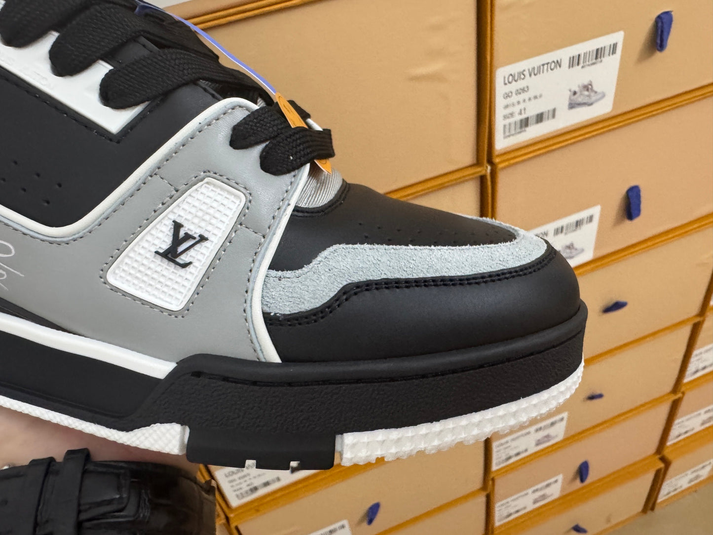Trainer Black and Gray