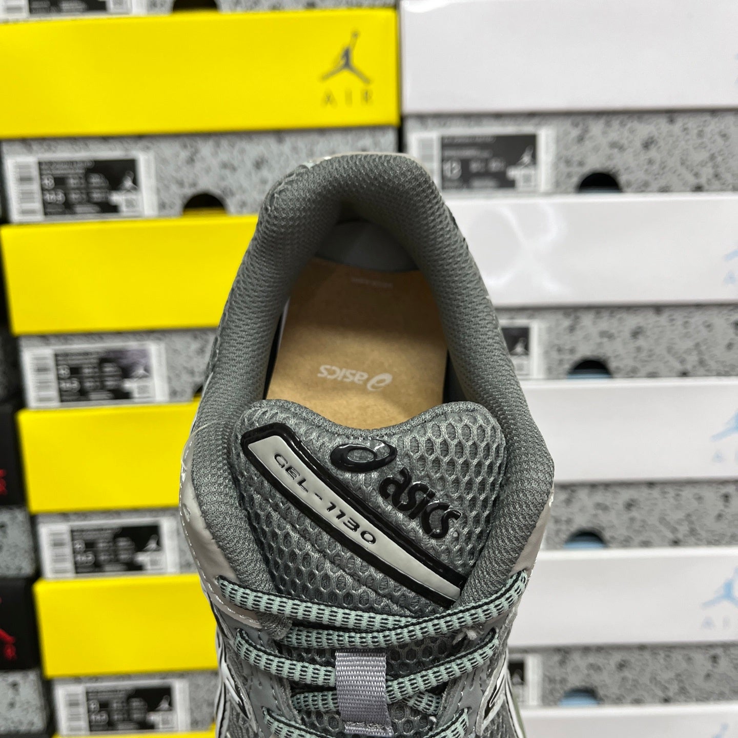 Gel-1130  Wild Dove/White