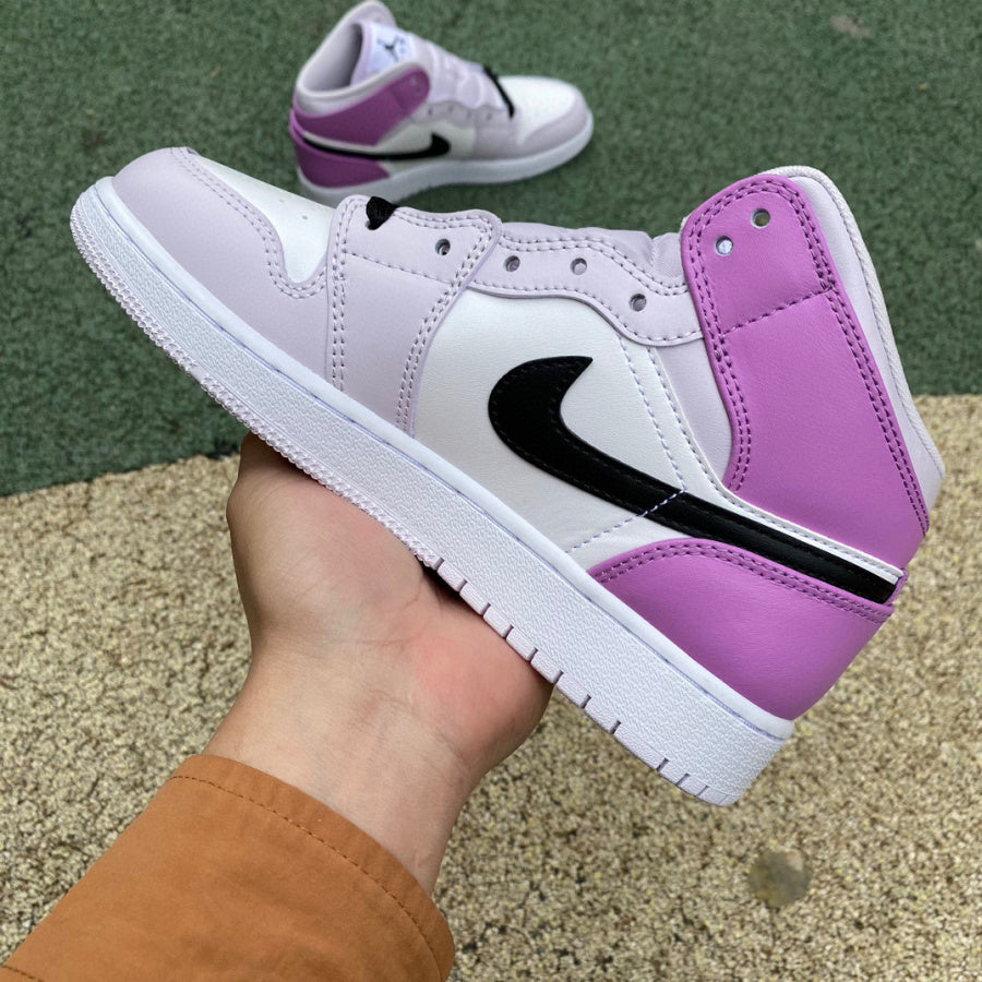 AJ1 MID Barely Grape