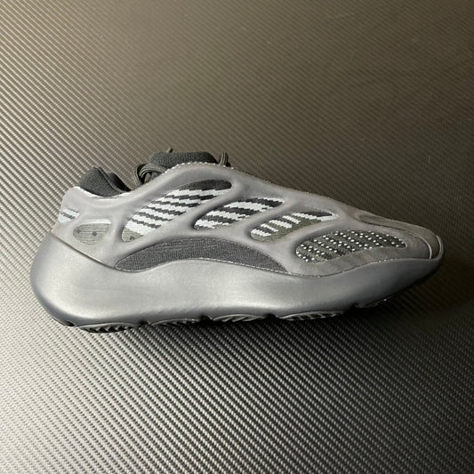 700 V3 Black