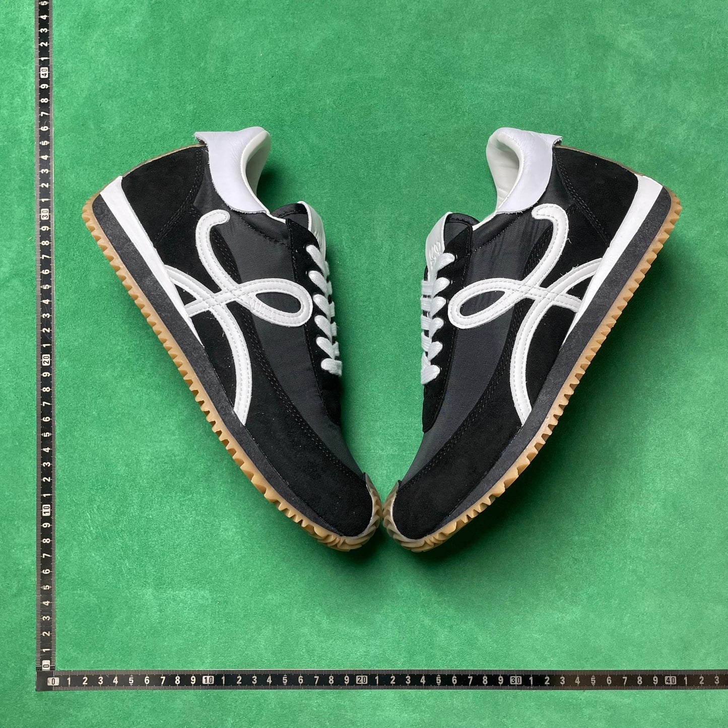Flow Runner Black and White