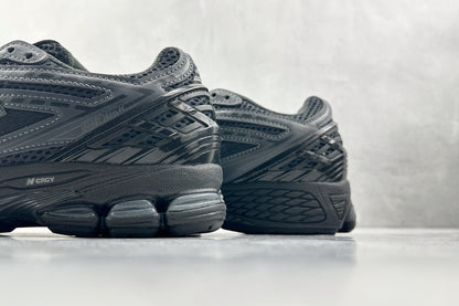 1906 Triple Black