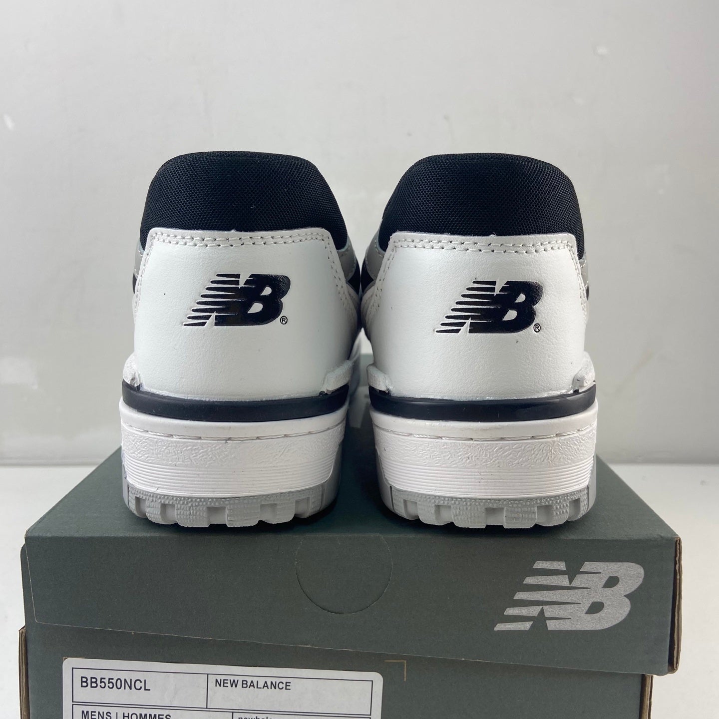 550 White Concrete Black