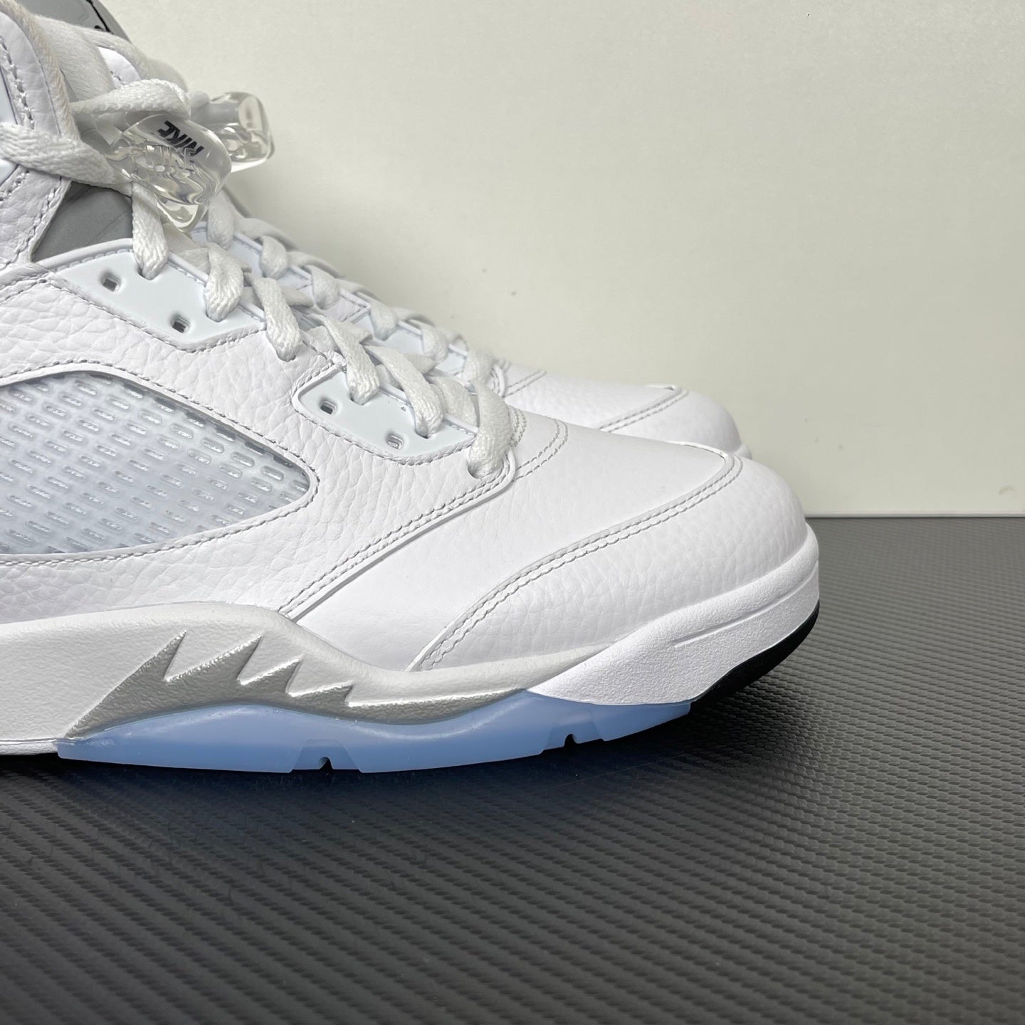AJ5 White Metallic