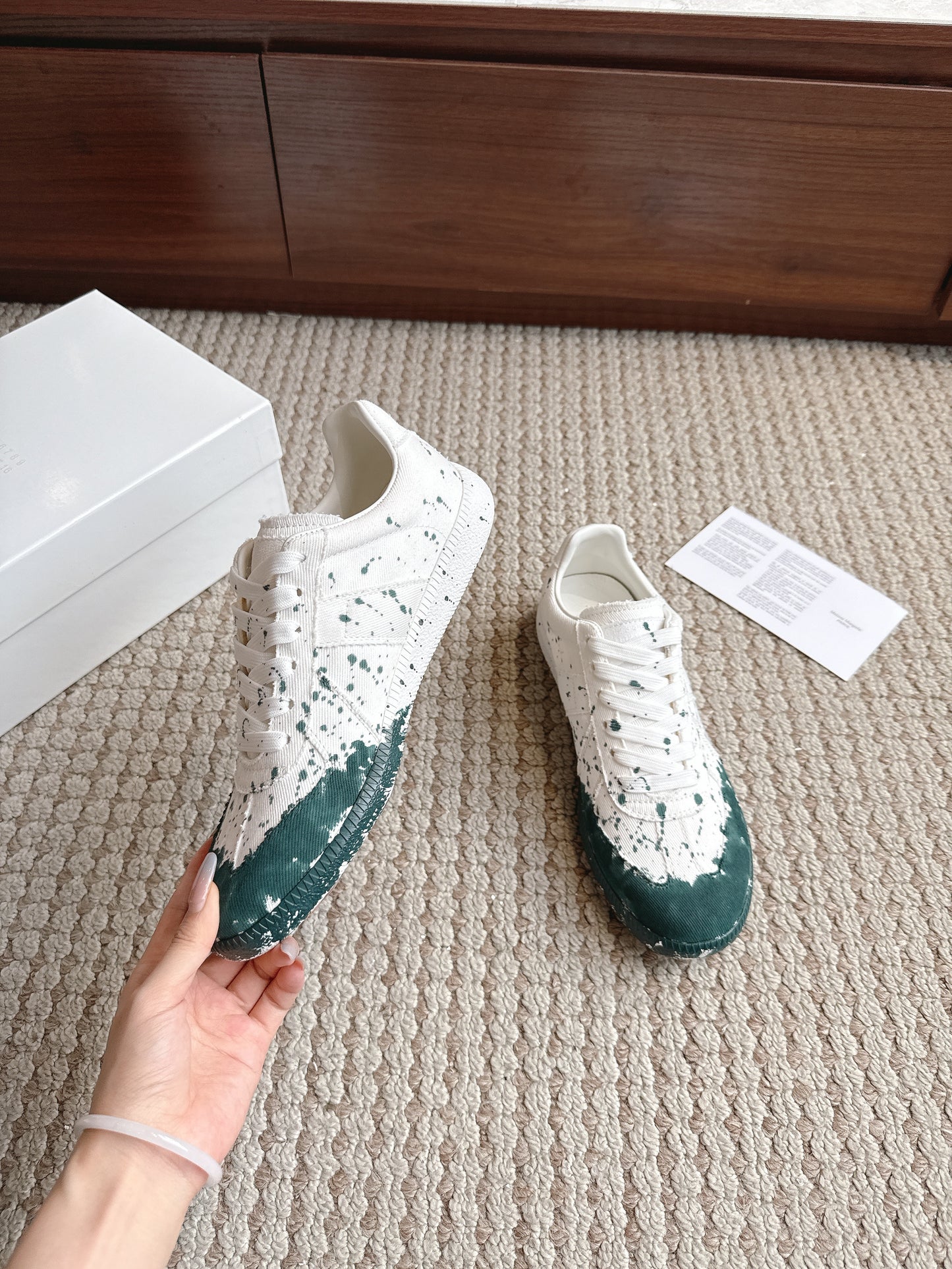 Maison White Green Nose