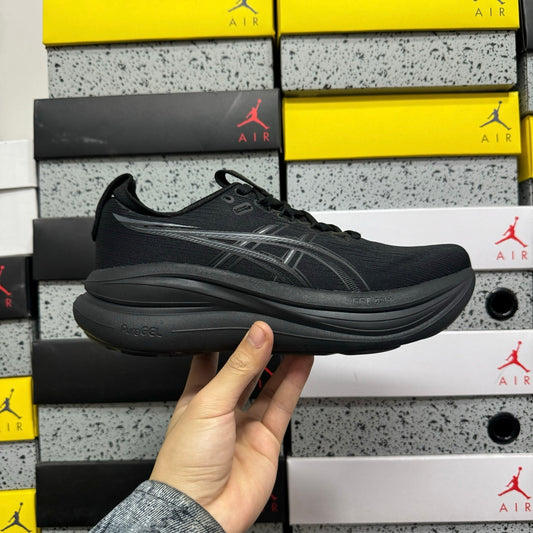 GEL-NIMBUS 28 Black