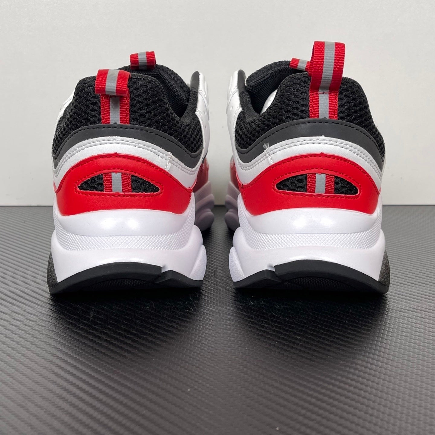 B22 White Red