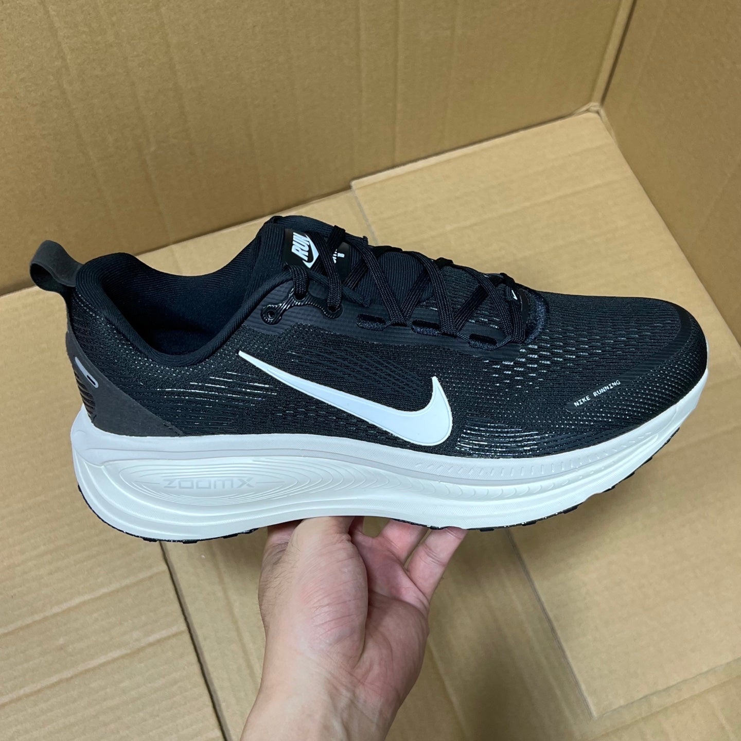 Vomero 18 Black/White