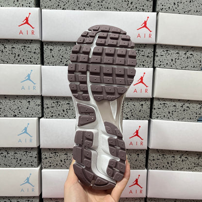 Vomero 5 Grey Metallic Silver