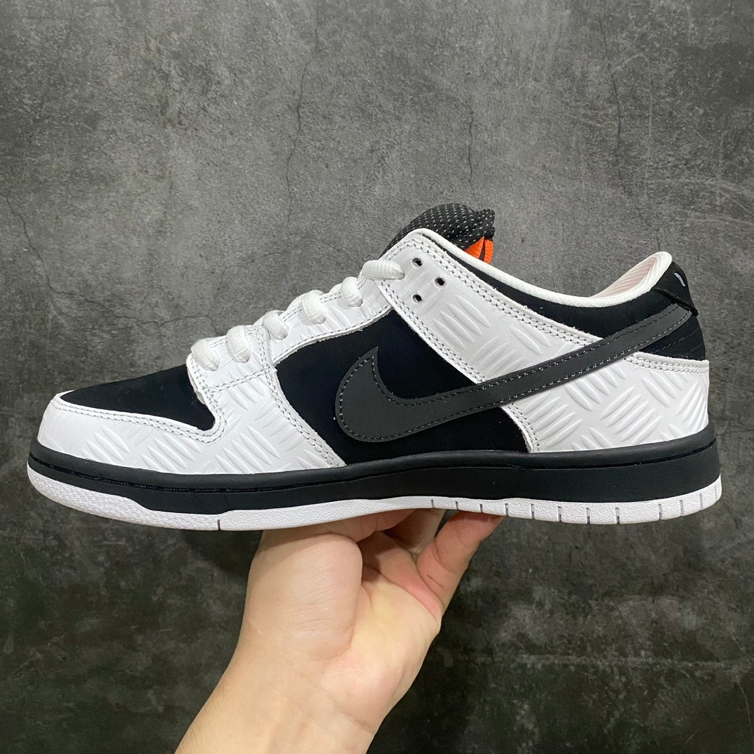 Dunk SB TIGHTBOOTH
