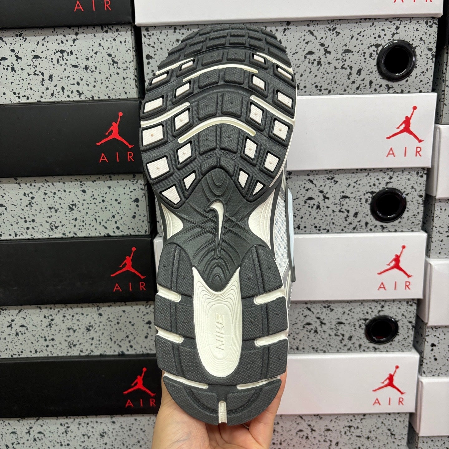 V5 RNR Light Grey Carbon