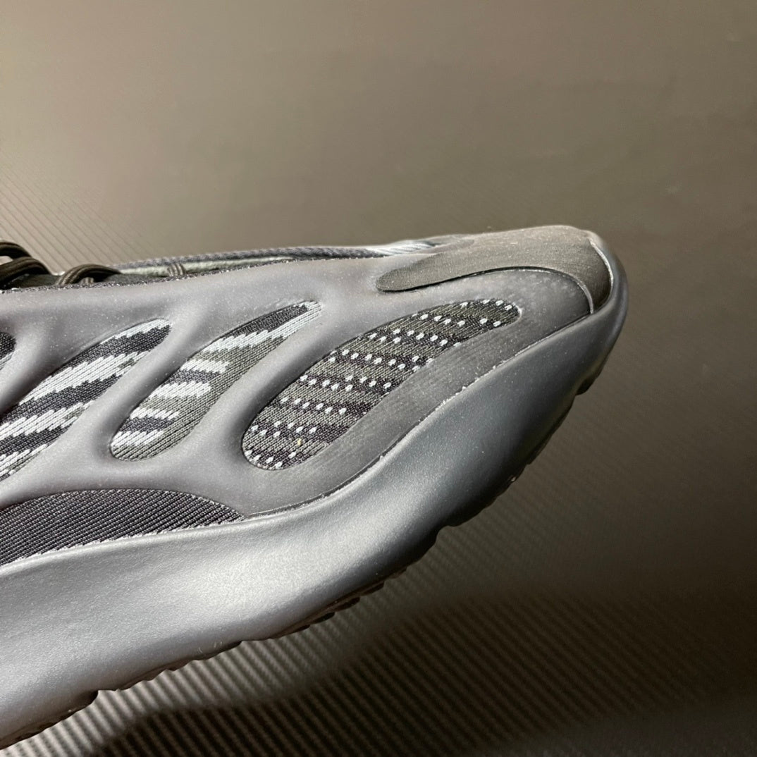 700 V3 Black