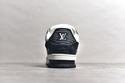 Trainer Black and White