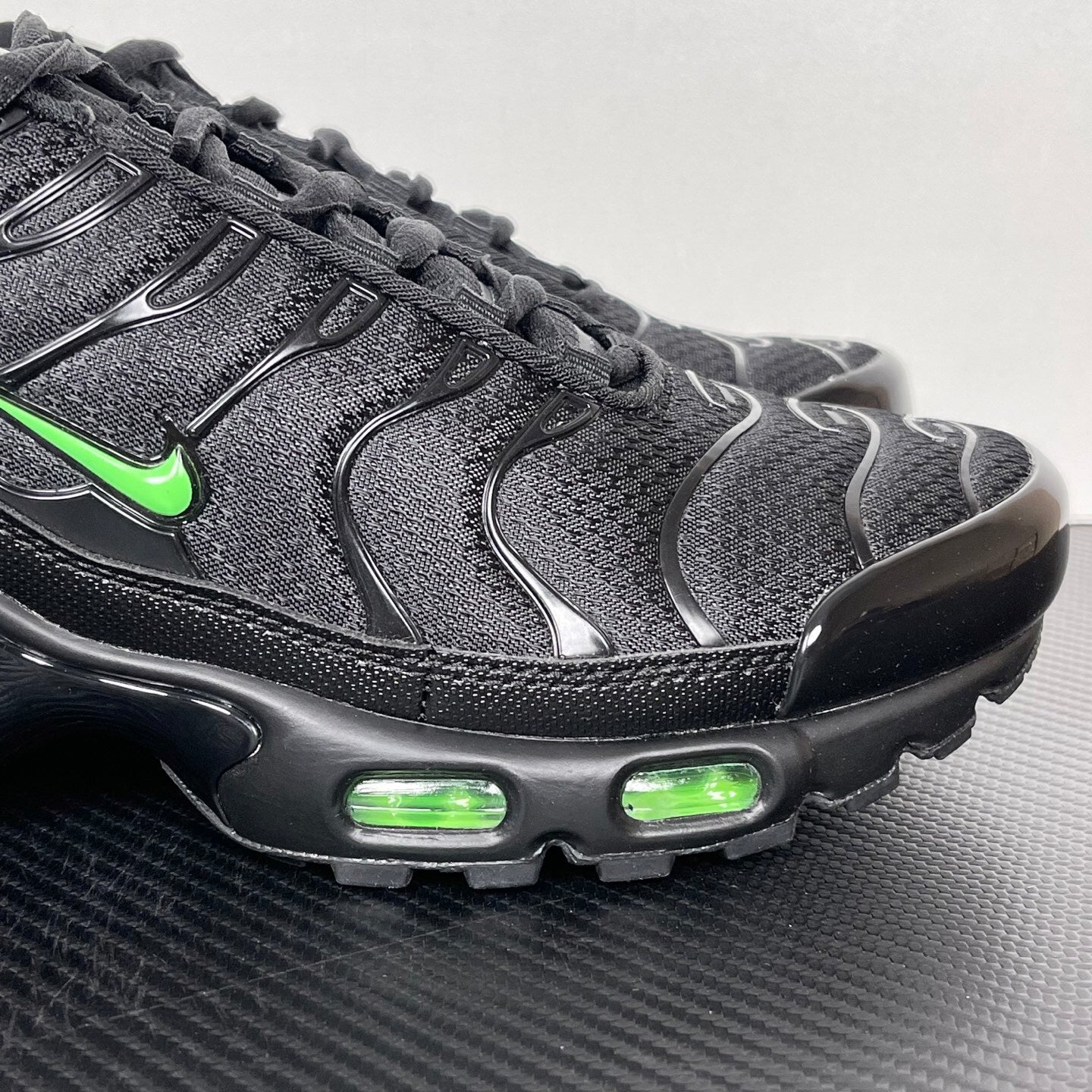 TN Black Green Strike