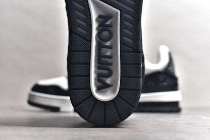 Trainer Black and White