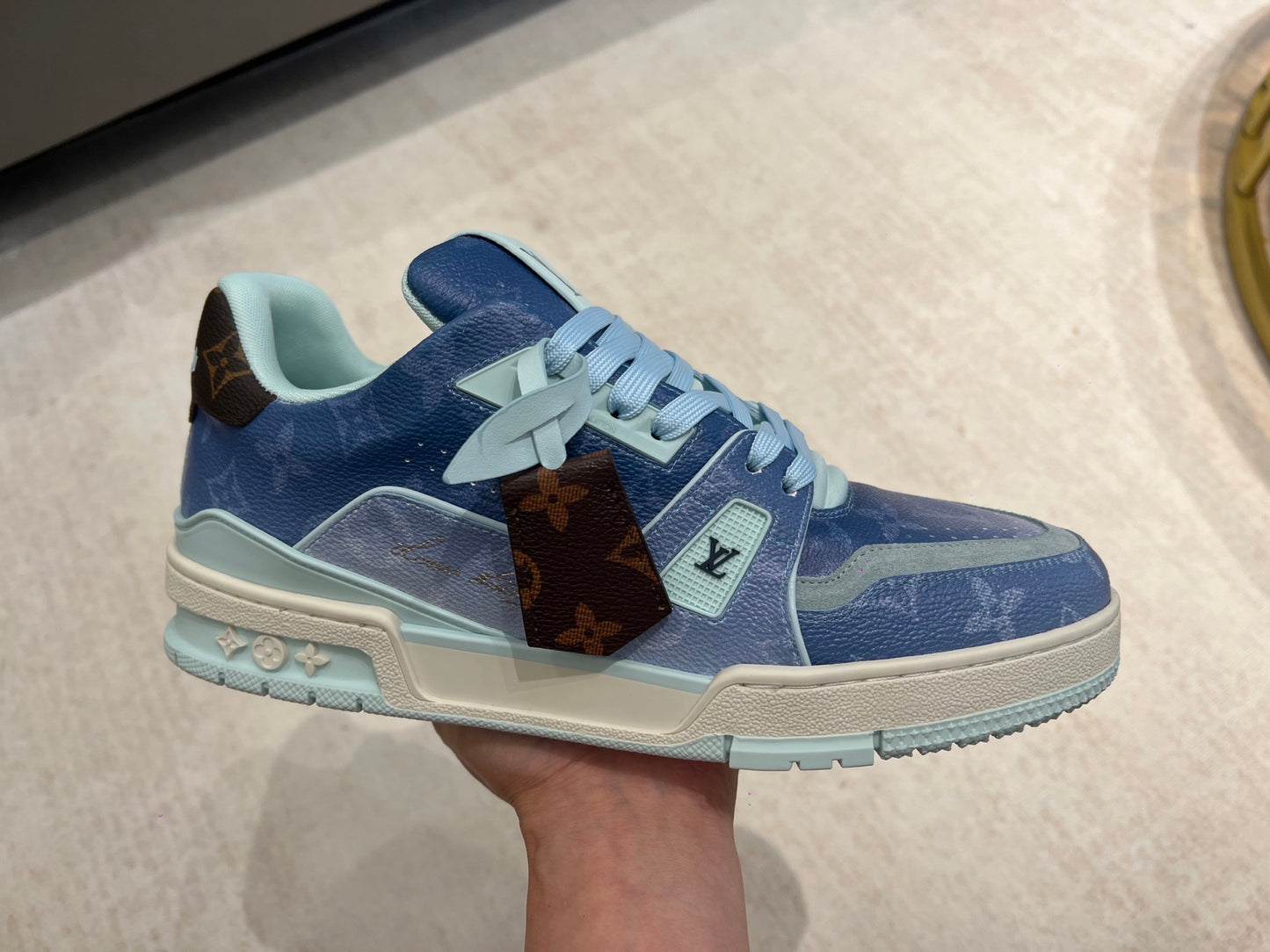 Trainer Blue