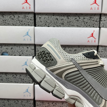 Vomero 5 Metallic Silver