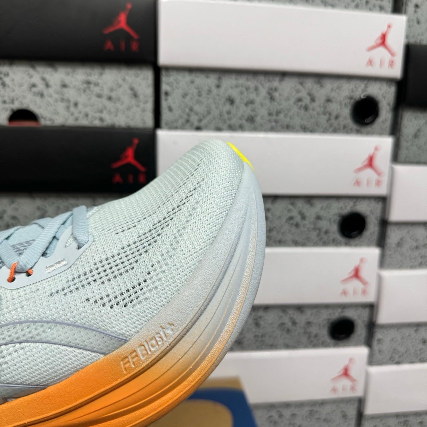 GEL-NIMBUS 28 Light Blue Orange