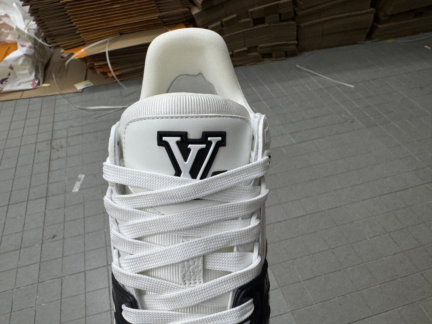 Trainer White and Black
