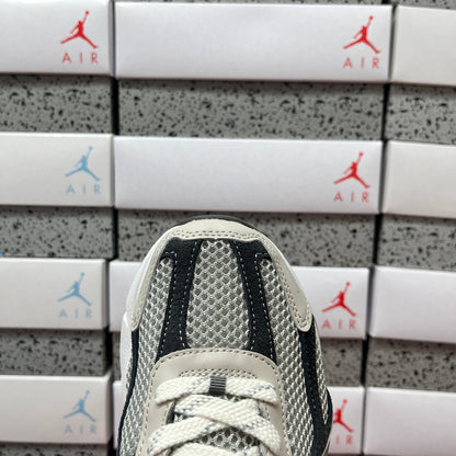 Vomero 5 Metallic Silver