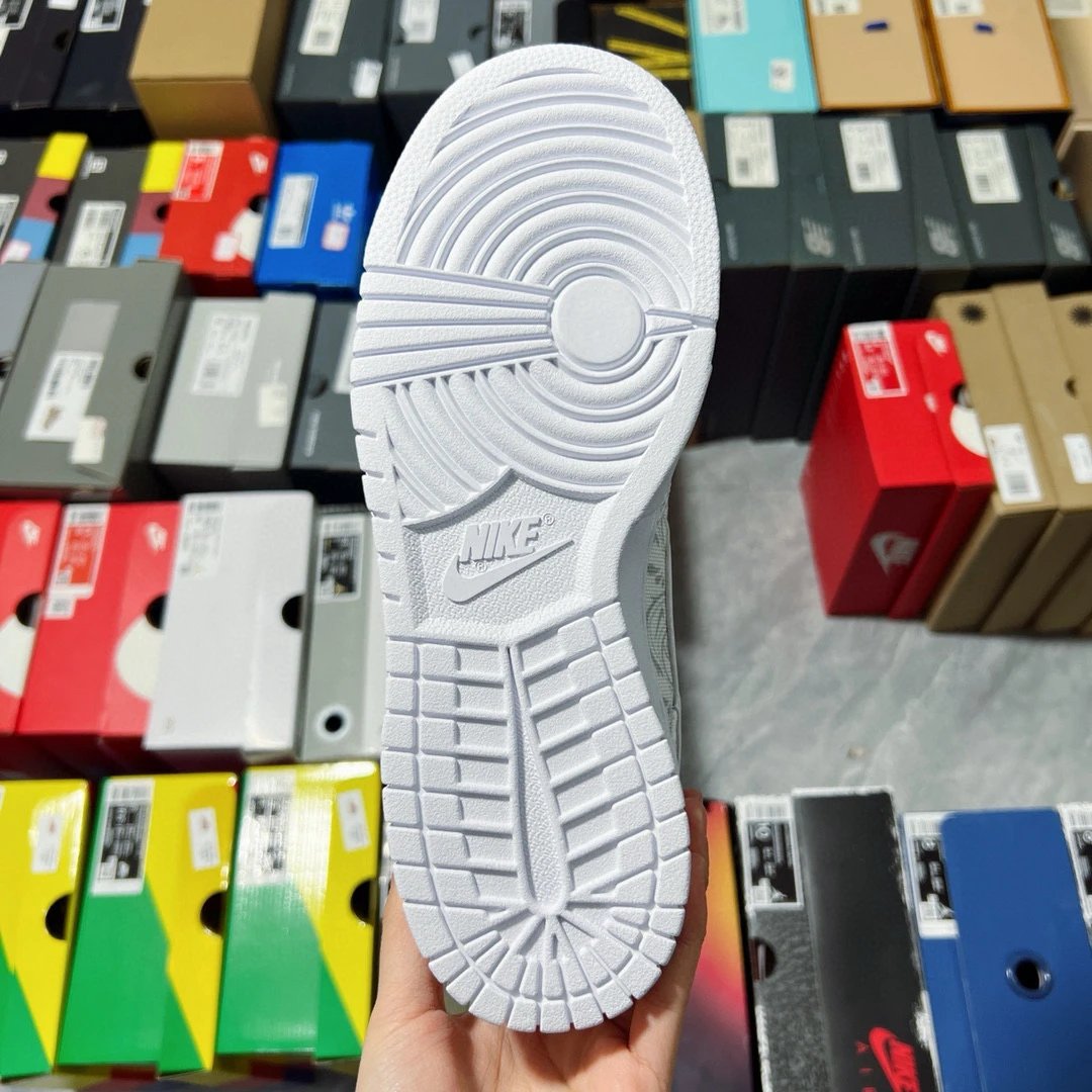 SB Low Ess “White Paisley”