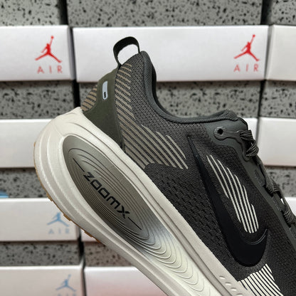 Vomero Plus Medium Ash