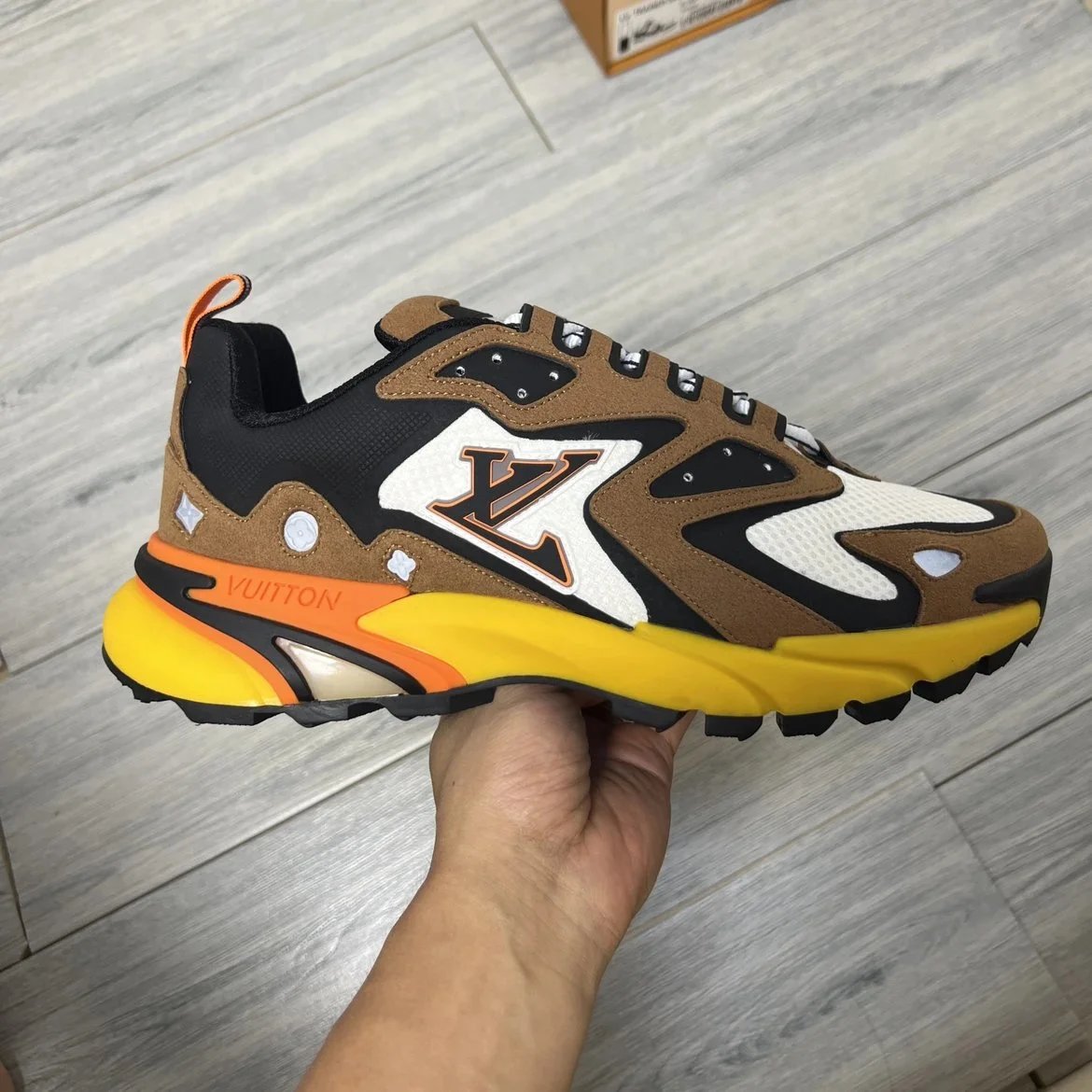 LV Runner Tatic Marrom