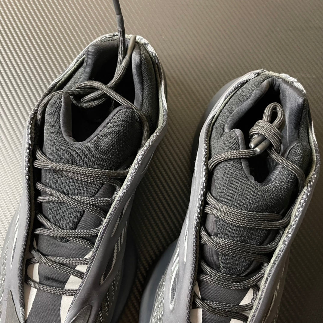 700 V3 Black